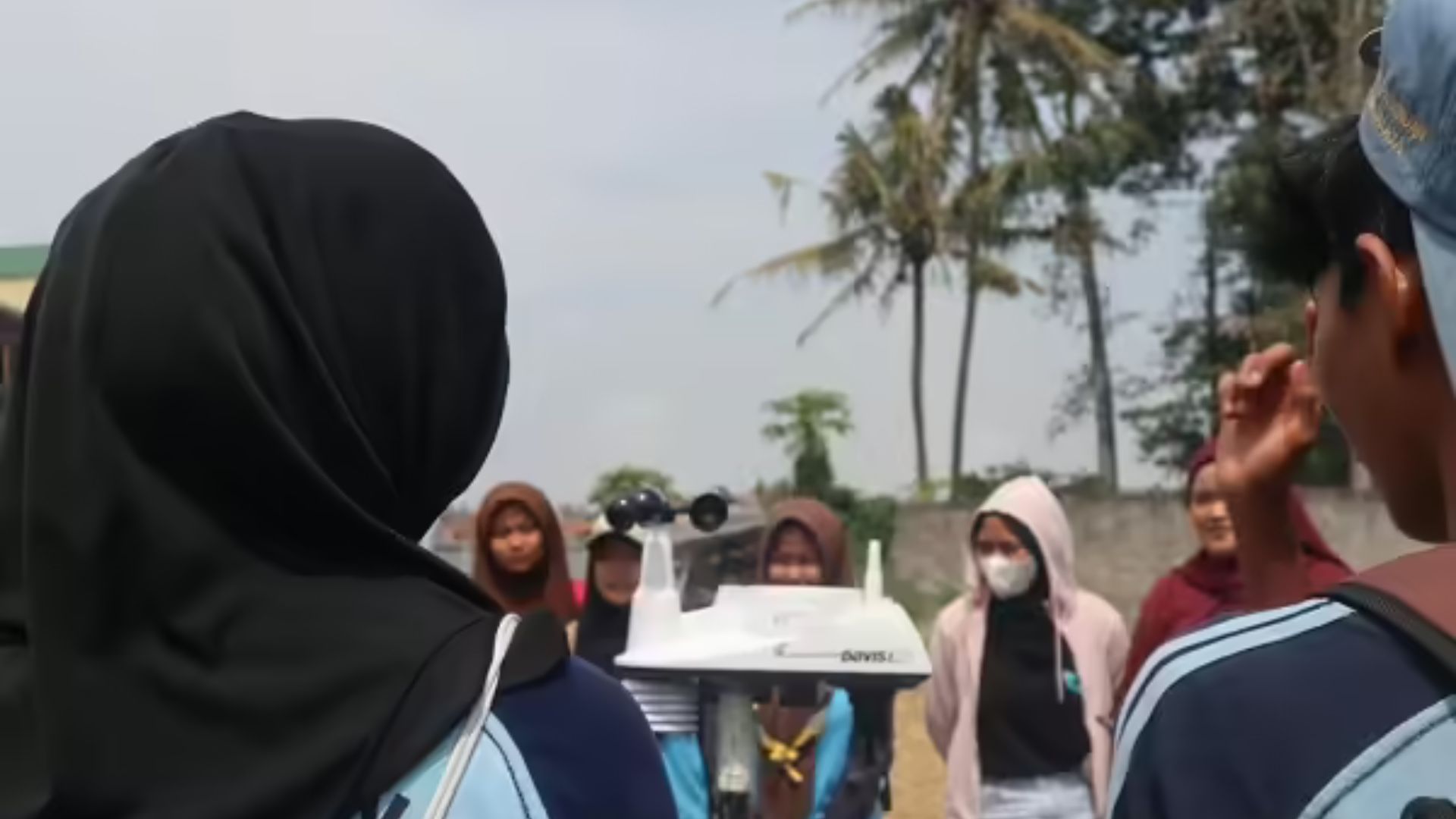 Kegiatan Zephyrus Goes To School ITB berkolaborasi dengan Komunitas Kebencanaan Majalaya, Jaga Balai–Siaga Warga Majalaya. (Dok. Panitia/ITB)