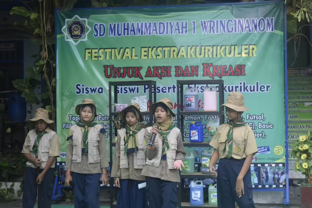 SD Muhammadiyah 1 Wringinanom mendukung pengurangan sampah plastik sachet. (AZWI)